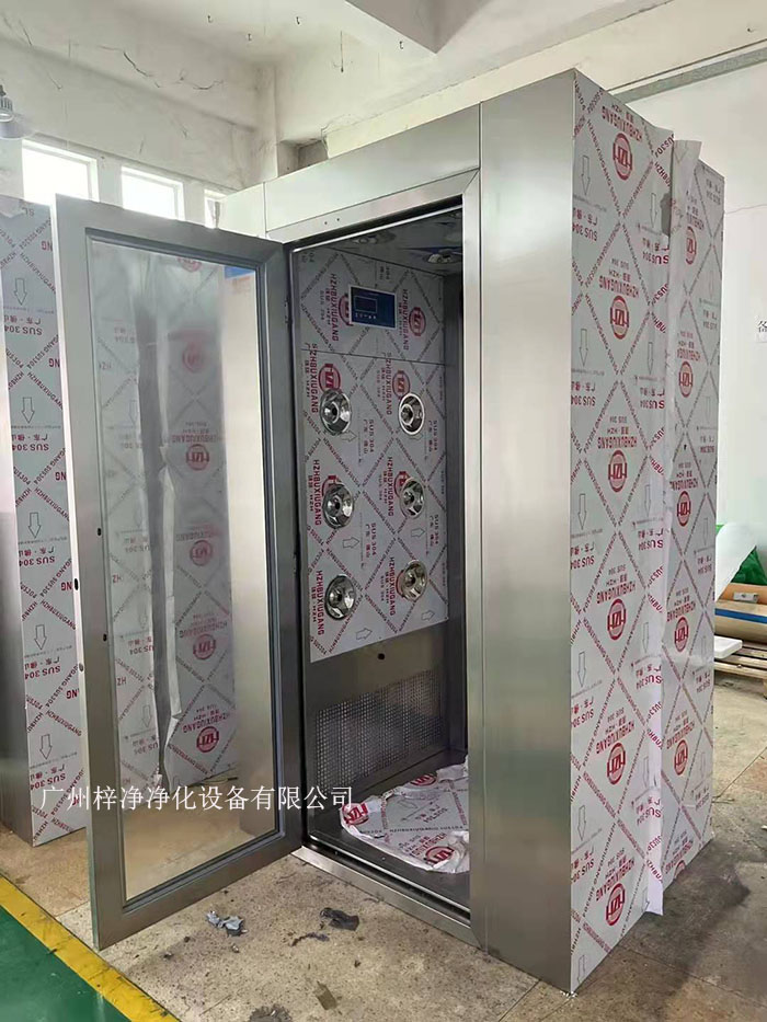 風(fēng)淋室的主要功能是通過高速氣流將塵埃和污物吹離工作人員的衣物和身體，從而確保進(jìn)入潔凈室的環(huán)境符合規(guī)定的潔凈度標(biāo)準(zhǔn)。