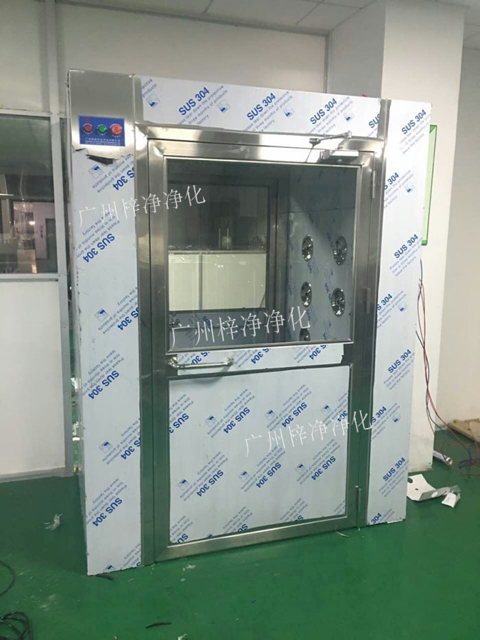 防爆風(fēng)淋室是指風(fēng)淋室的電機(jī)、指示燈、照明燈、接線管必須嚴(yán)格按照防爆標(biāo)準(zhǔn)